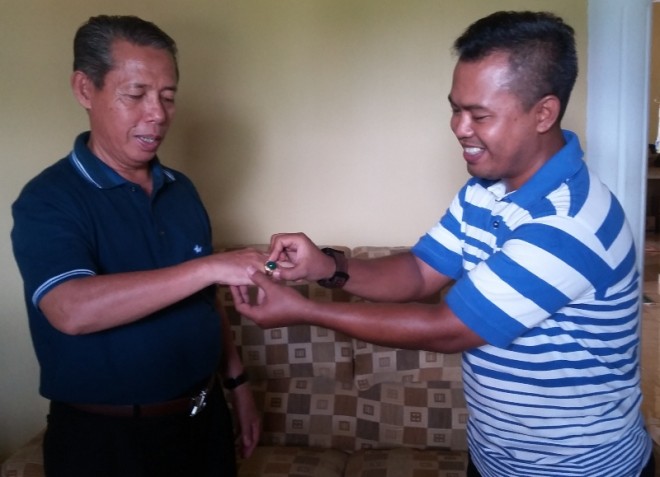 salah satu pedagang dan simpatisan Maryadi memberi cincin bacan